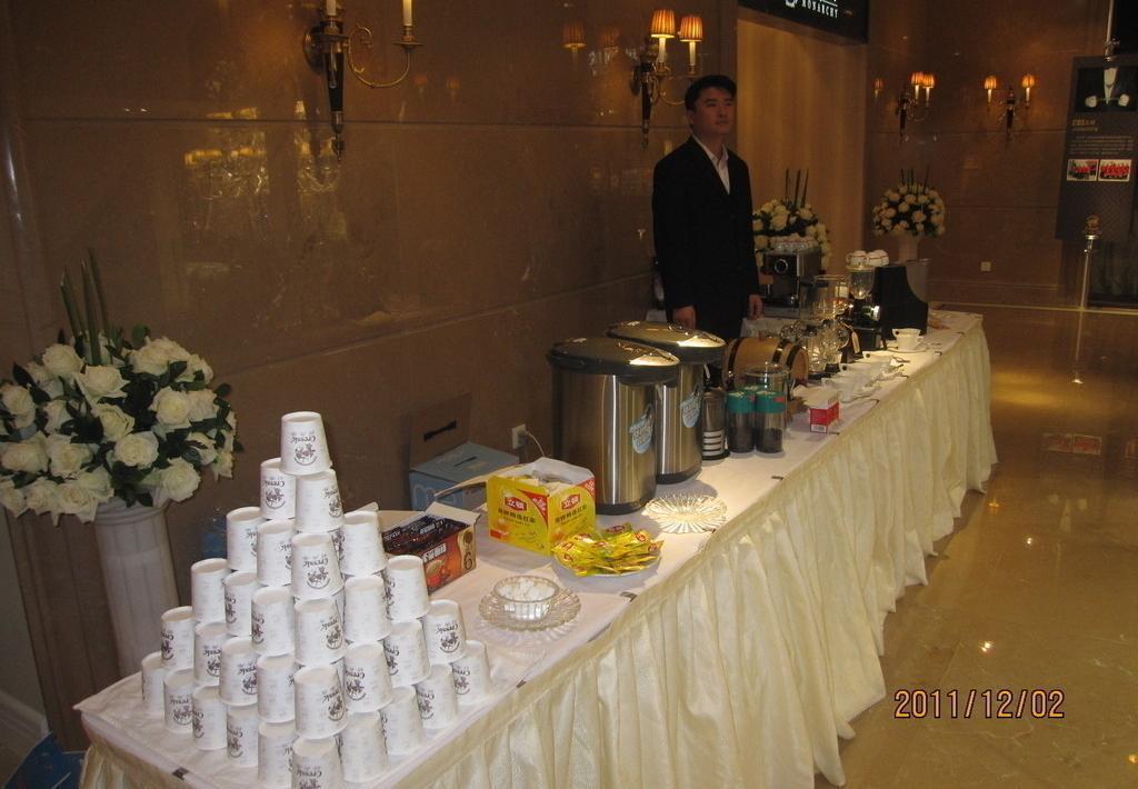 西点自助布台设计与住宿体验融合 图片中的艺术与商业智慧